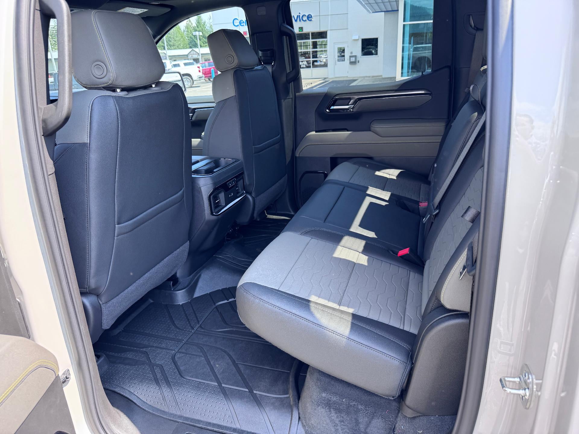 2026 Chevrolet Silverado 1500 ZR2 OFF ROAD / CREW / 6.2 LITER V8 / SUNROOF / TECH PCKG / SHORT BOX