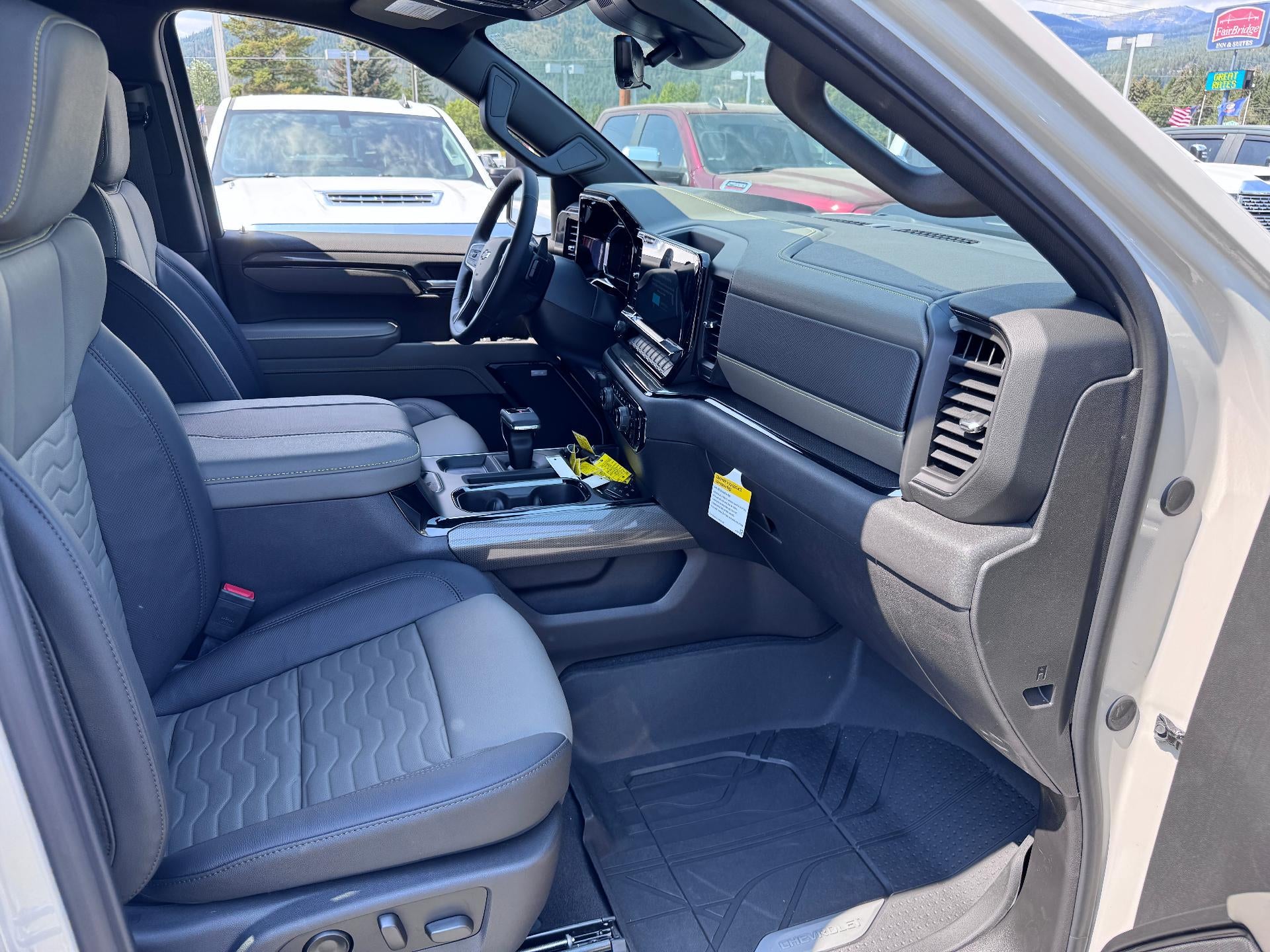 2026 Chevrolet Silverado 1500 ZR2 OFF ROAD / CREW / 6.2 LITER V8 / SUNROOF / TECH PCKG / SHORT BOX