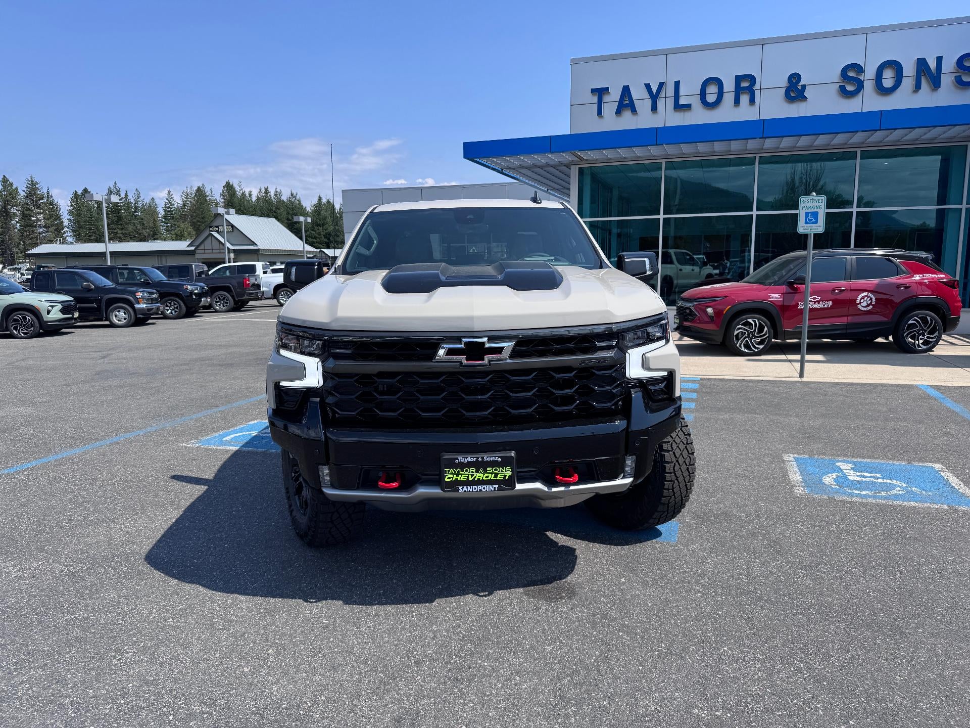 2026 Chevrolet Silverado 1500 ZR2 OFF ROAD / CREW / 6.2 LITER V8 / SUNROOF / TECH PCKG / SHORT BOX