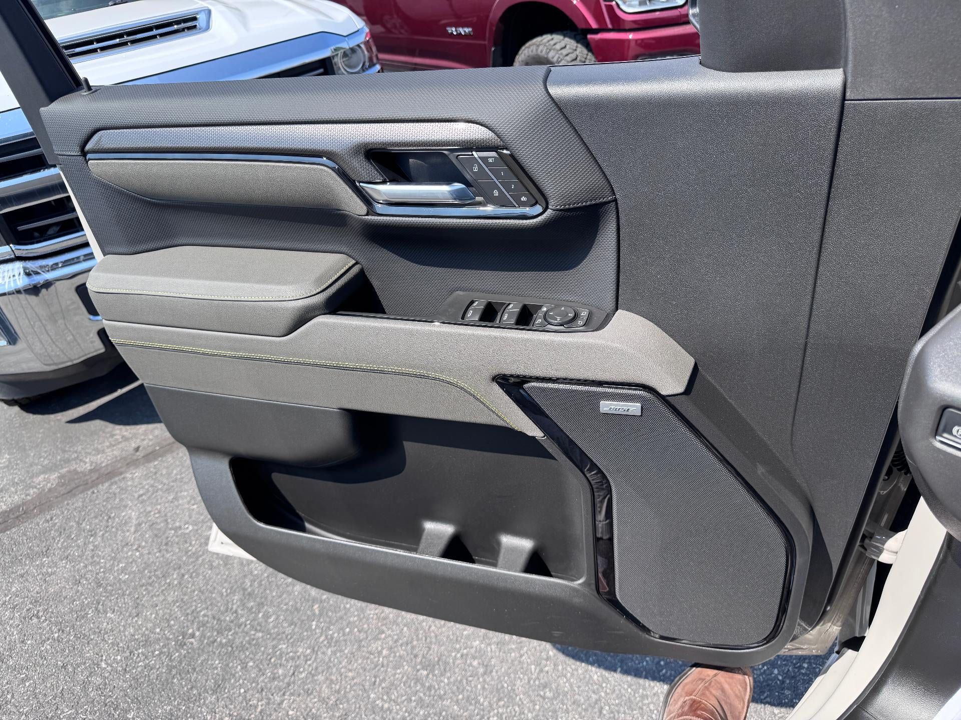 2026 Chevrolet Silverado 1500 ZR2 OFF ROAD / CREW / 6.2 LITER V8 / SUNROOF / TECH PCKG / SHORT BOX