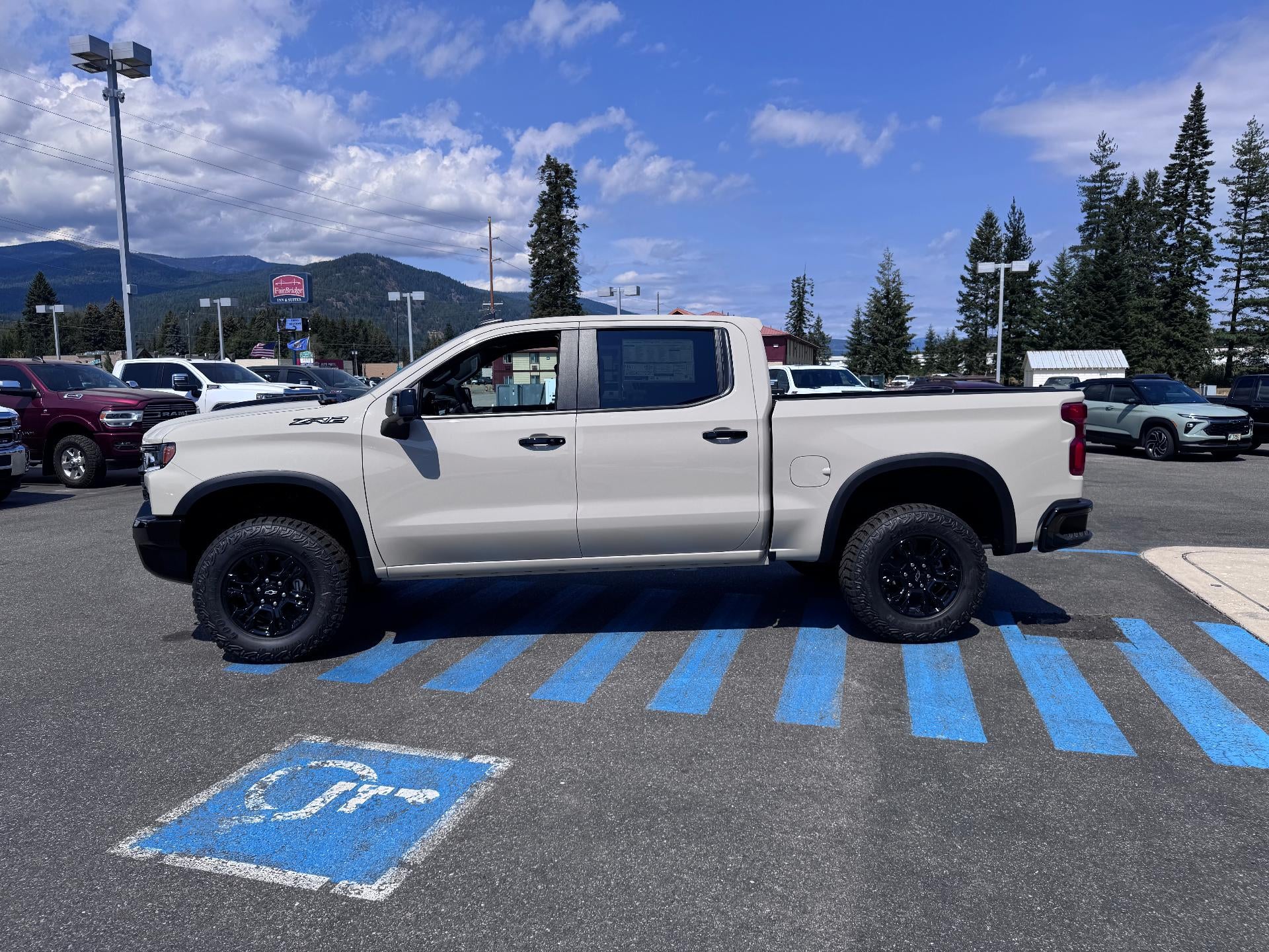 2026 Chevrolet Silverado 1500 ZR2 OFF ROAD / CREW / 6.2 LITER V8 / SUNROOF / TECH PCKG / SHORT BOX
