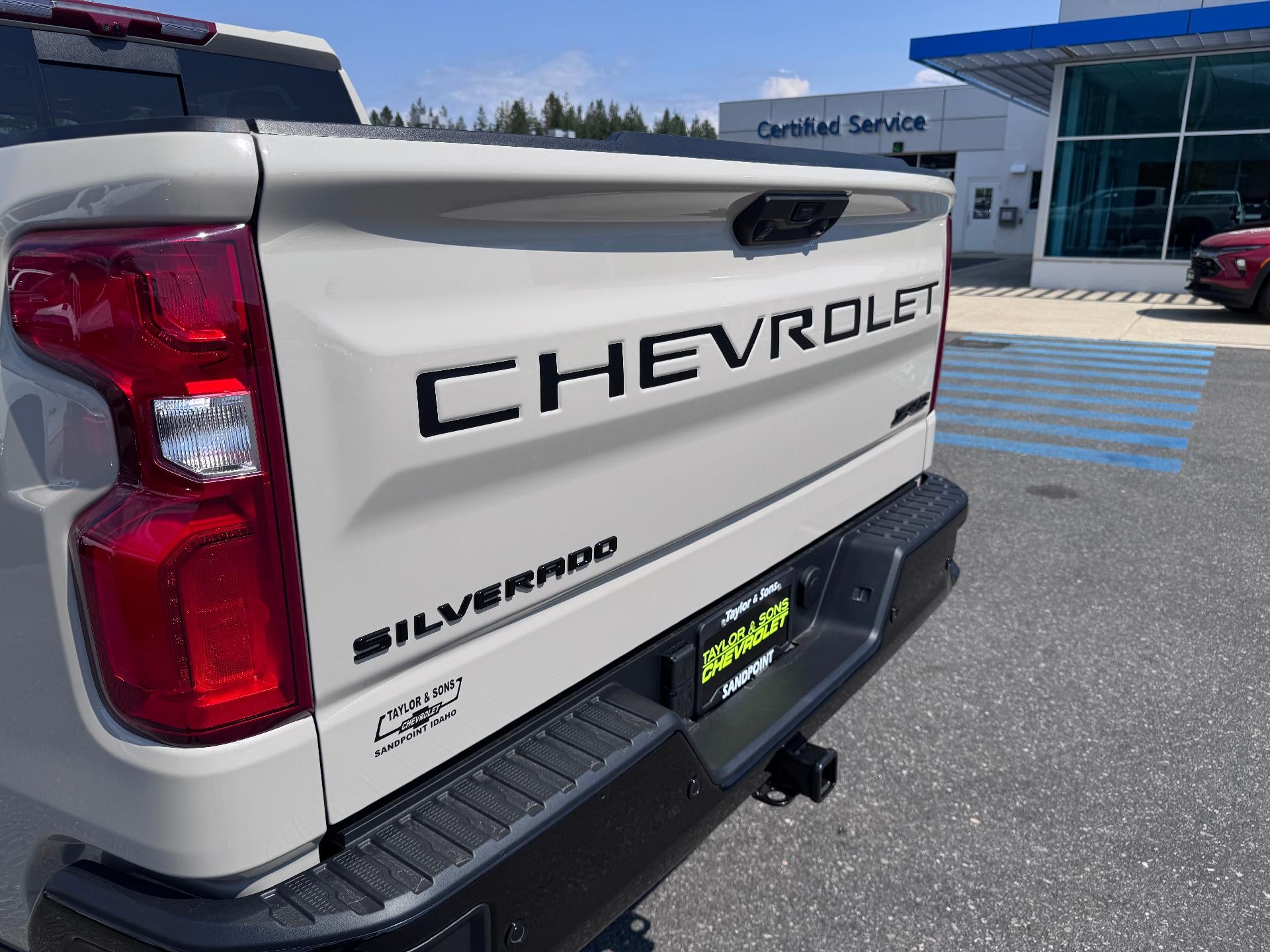 2026 Chevrolet Silverado 1500 ZR2 OFF ROAD / CREW / 6.2 LITER V8 / SUNROOF / TECH PCKG / SHORT BOX