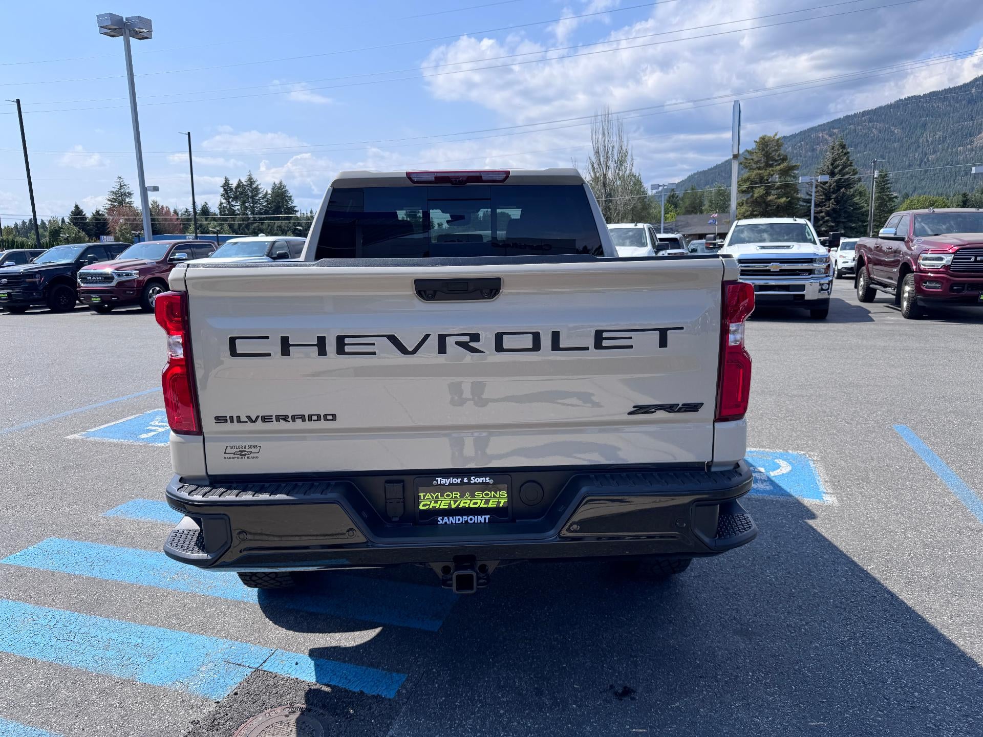 2026 Chevrolet Silverado 1500 ZR2 OFF ROAD / CREW / 6.2 LITER V8 / SUNROOF / TECH PCKG / SHORT BOX