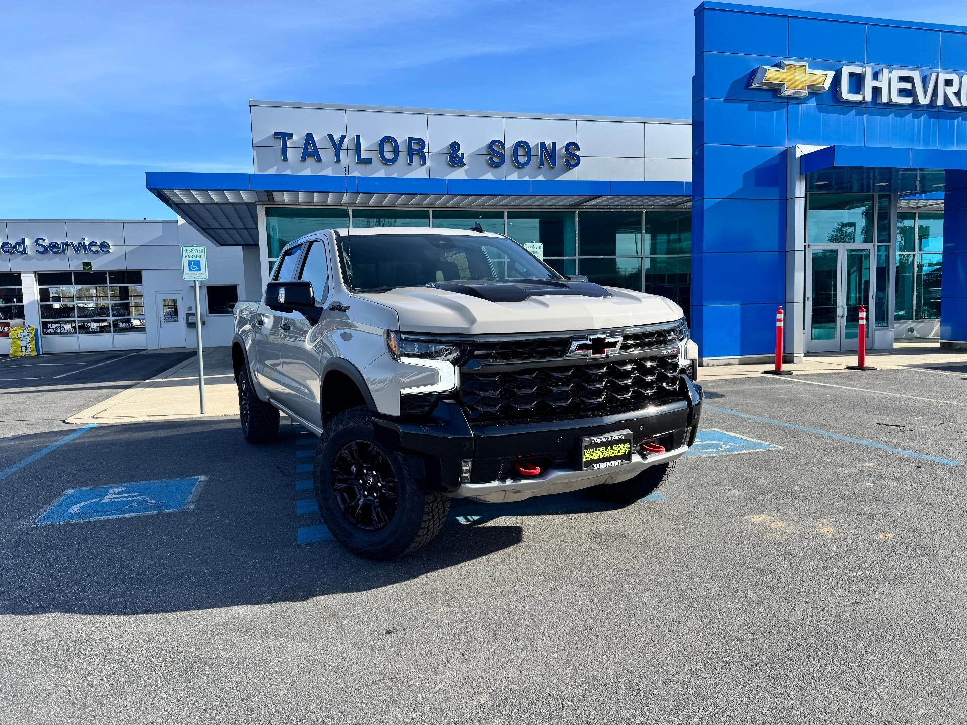 2026 Chevrolet Silverado 1500 ZR2 OFF ROAD / CREW / 6.2 LITER V8 / SUNROOF / TECH PCKG / SHORT BOX
