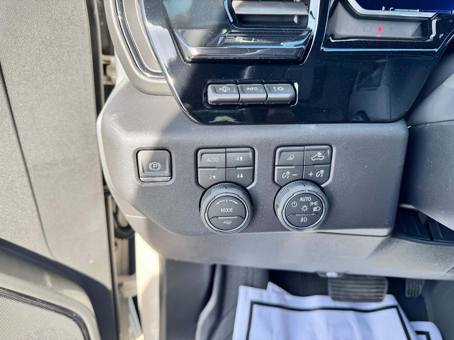 2026 Chevrolet Silverado 1500 ZR2 OFF ROAD / CREW / 6.2 LITER V8 / SUNROOF / TECH PCKG / SHORT BOX