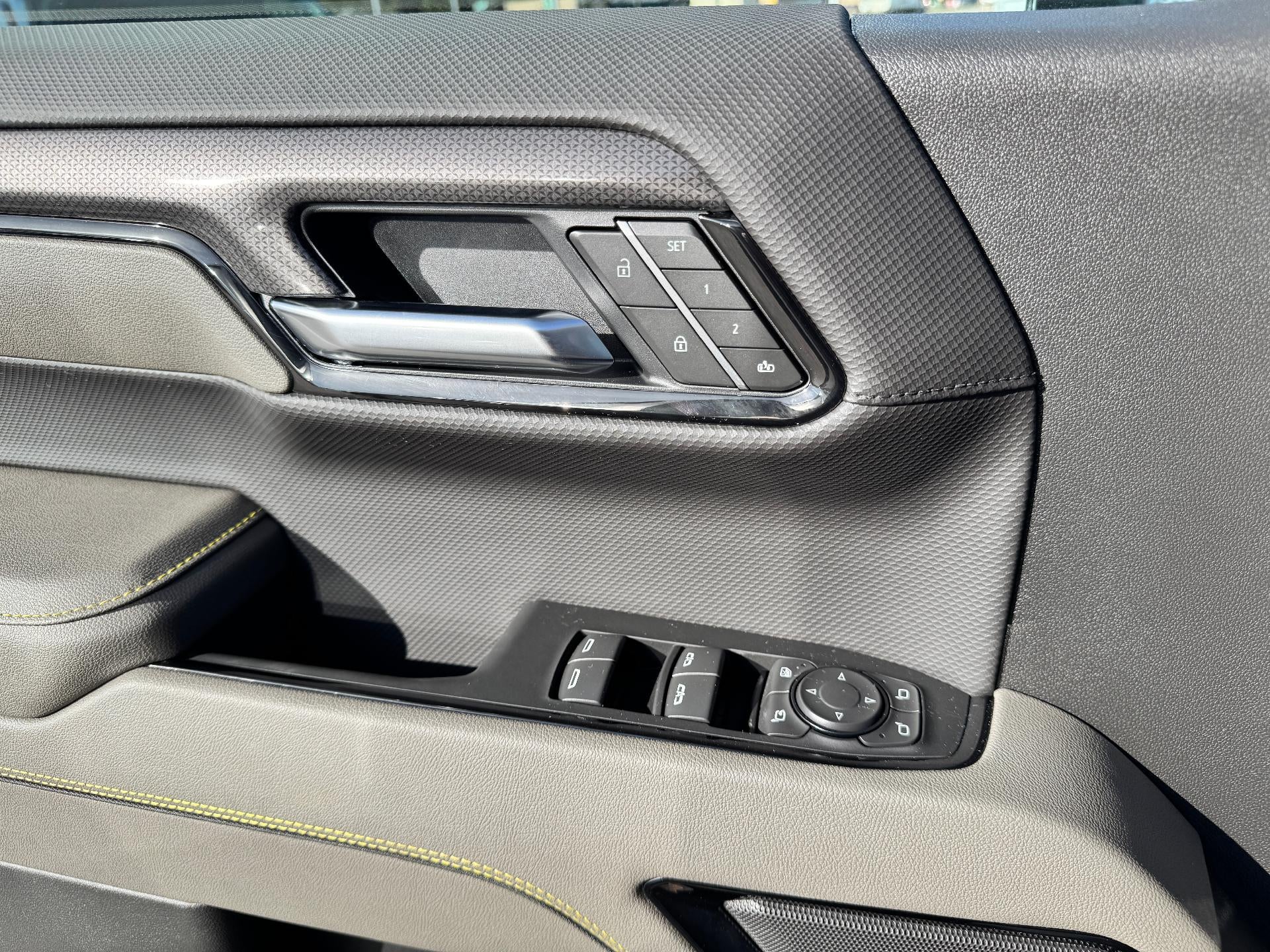 2026 Chevrolet Silverado 1500 ZR2 OFF ROAD / CREW / 6.2 LITER V8 / SUNROOF / TECH PCKG / SHORT BOX