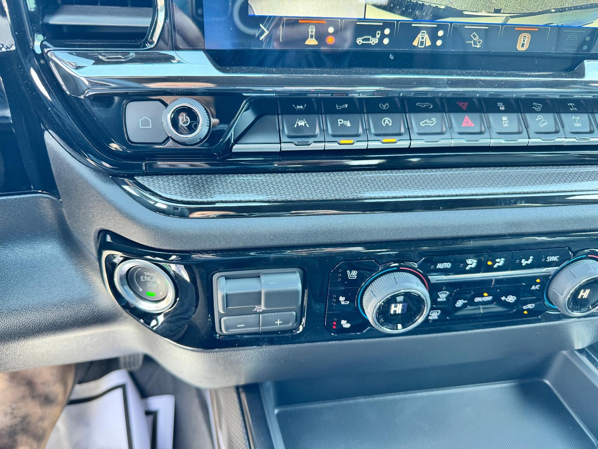 2026 Chevrolet Silverado 1500 ZR2 OFF ROAD / CREW / 6.2 LITER V8 / SUNROOF / TECH PCKG / SHORT BOX