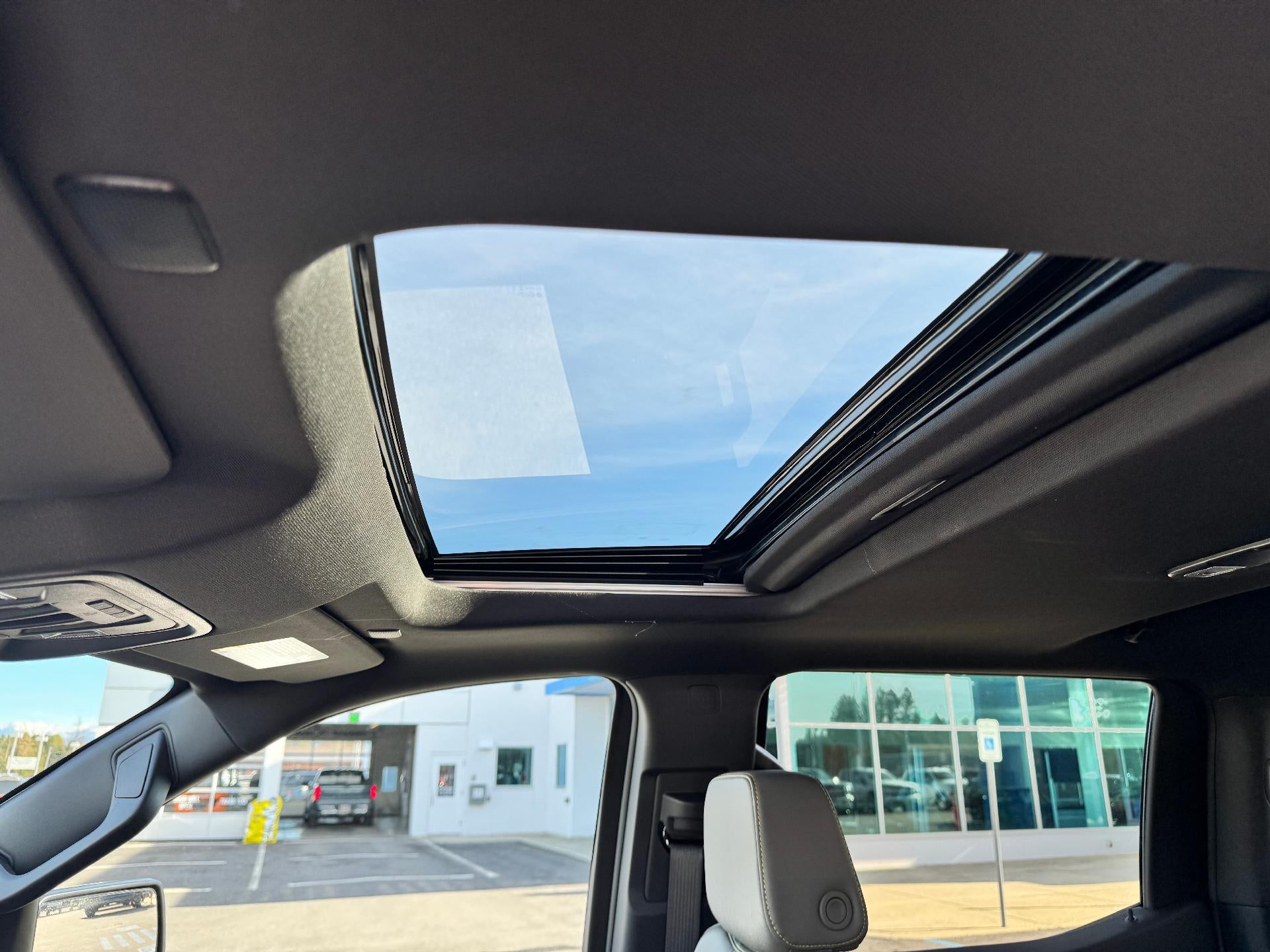 2026 Chevrolet Silverado 1500 ZR2 OFF ROAD / CREW / 6.2 LITER V8 / SUNROOF / TECH PCKG / SHORT BOX