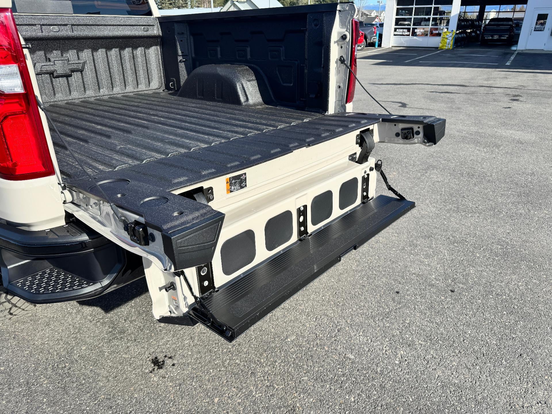 2026 Chevrolet Silverado 1500 ZR2 OFF ROAD / CREW / 6.2 LITER V8 / SUNROOF / TECH PCKG / SHORT BOX