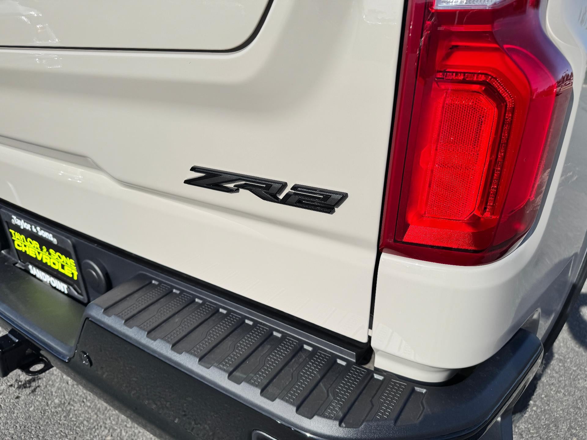 2026 Chevrolet Silverado 1500 ZR2 OFF ROAD / CREW / 6.2 LITER V8 / SUNROOF / TECH PCKG / SHORT BOX