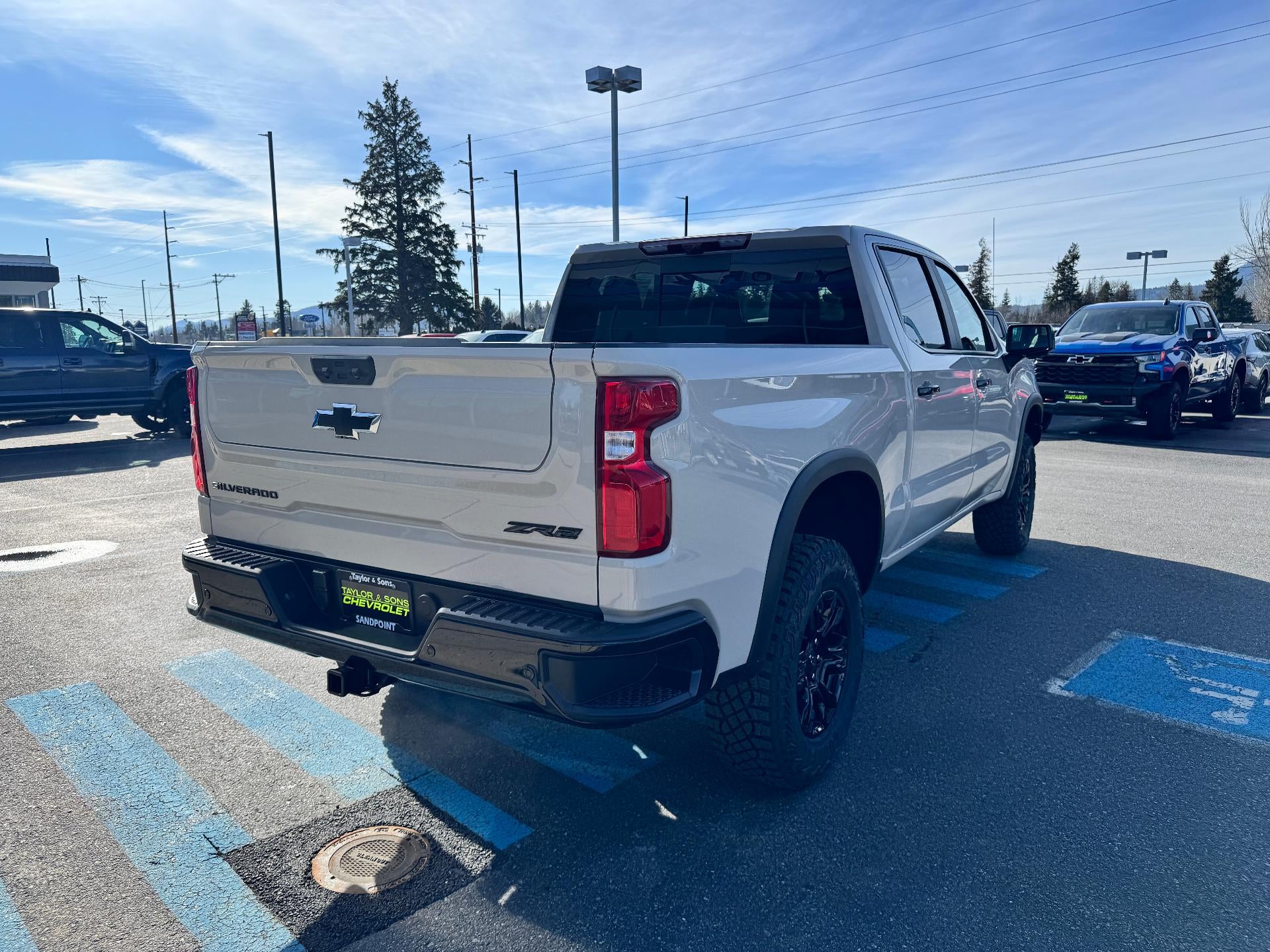 2026 Chevrolet Silverado 1500 ZR2 OFF ROAD / CREW / 6.2 LITER V8 / SUNROOF / TECH PCKG / SHORT BOX