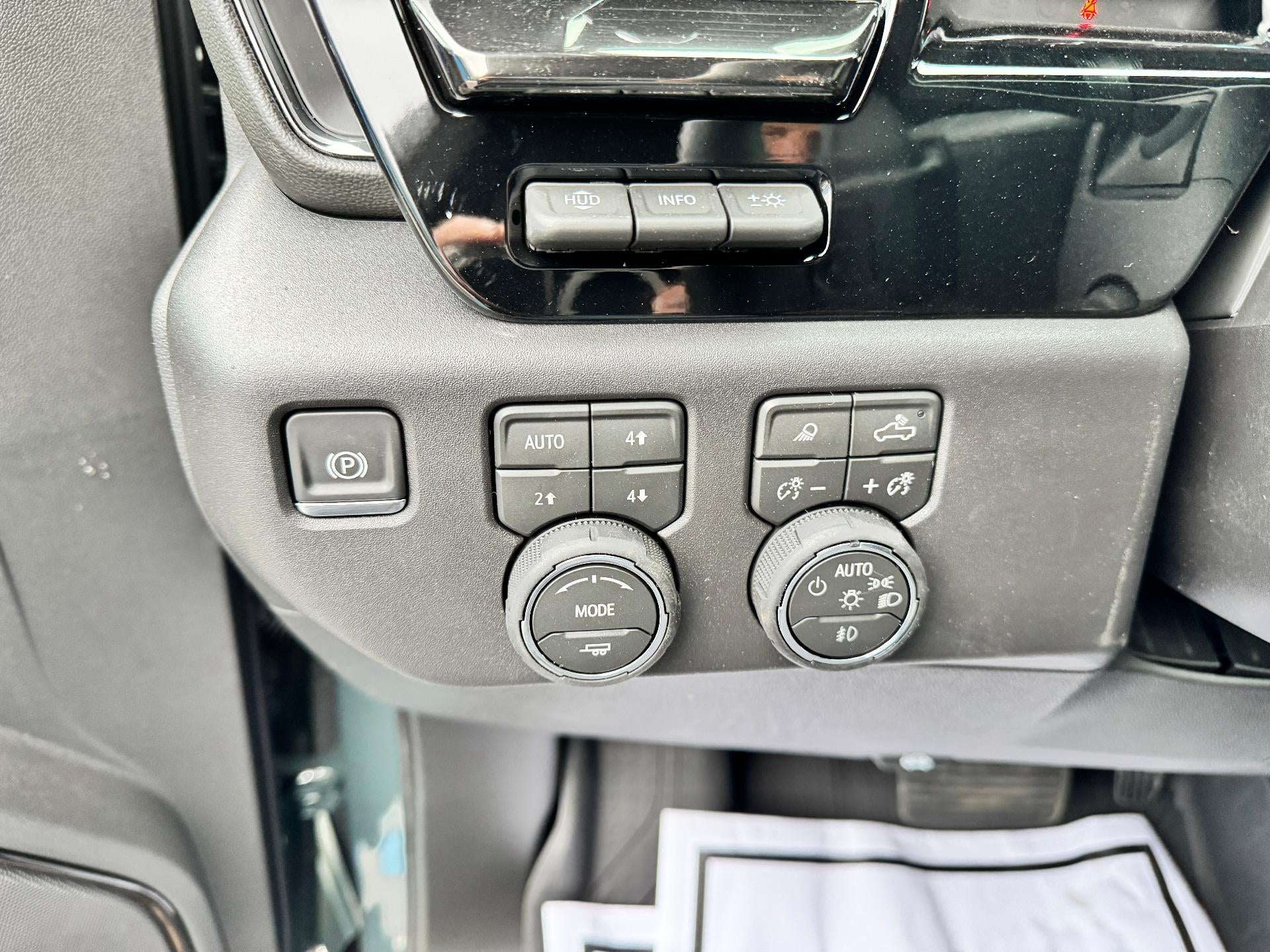 2026 Chevrolet Silverado 1500 ZR2 OFF ROAD / CREW / 6.2 LITER V8 / SUNROOF / TECH PCKG / SHORT BOX