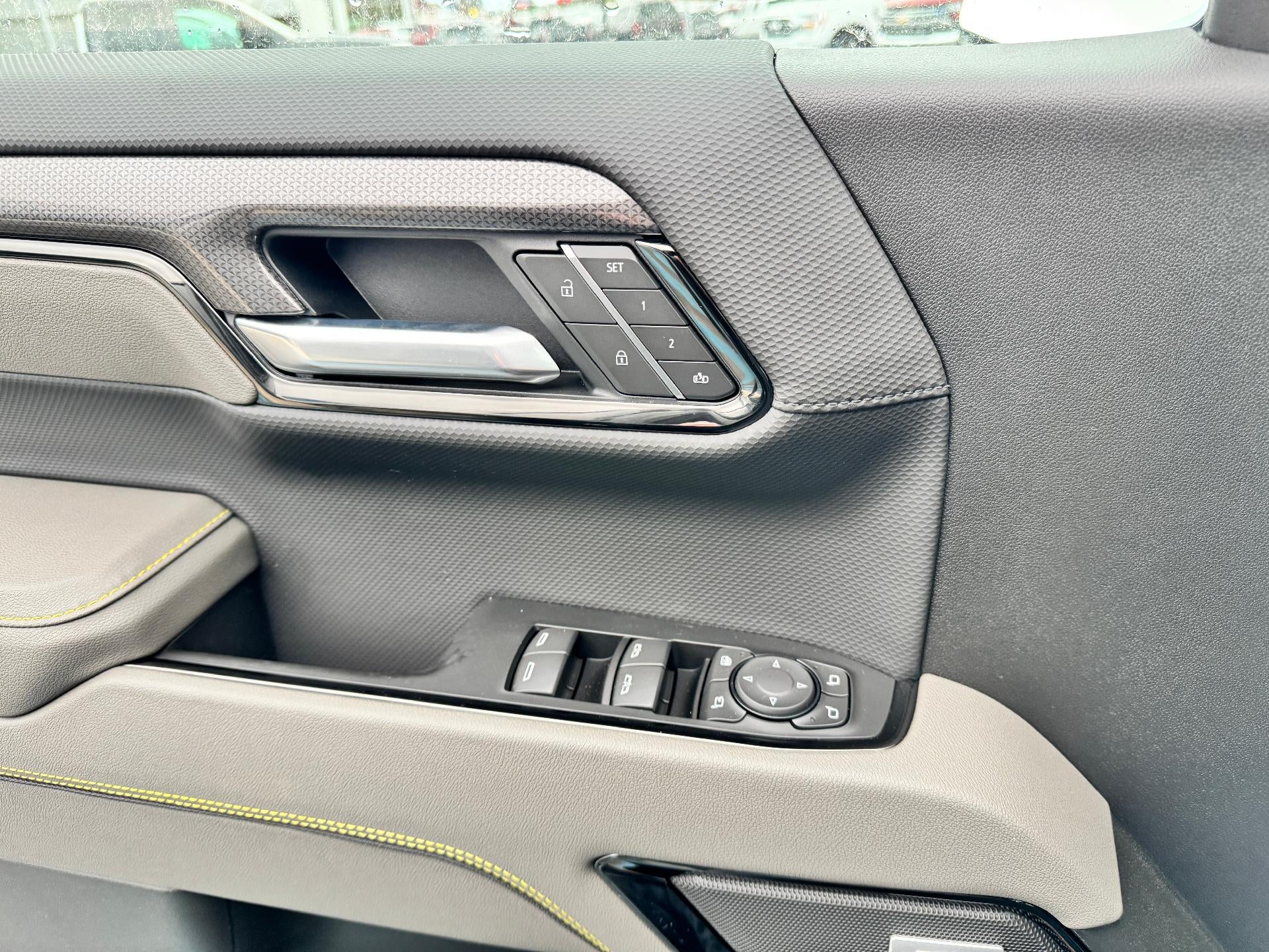 2026 Chevrolet Silverado 1500 ZR2 OFF ROAD / CREW / 6.2 LITER V8 / SUNROOF / TECH PCKG / SHORT BOX