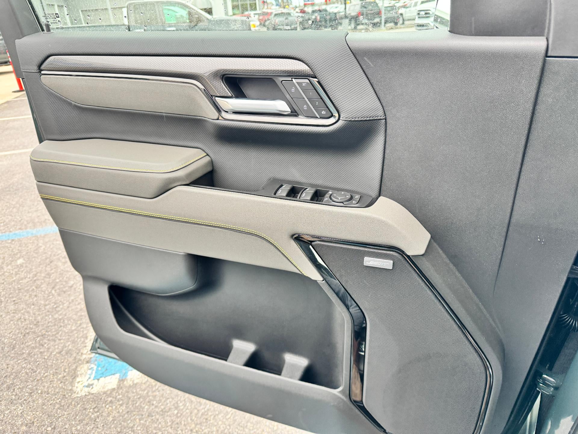 2026 Chevrolet Silverado 1500 ZR2 OFF ROAD / CREW / 6.2 LITER V8 / SUNROOF / TECH PCKG / SHORT BOX