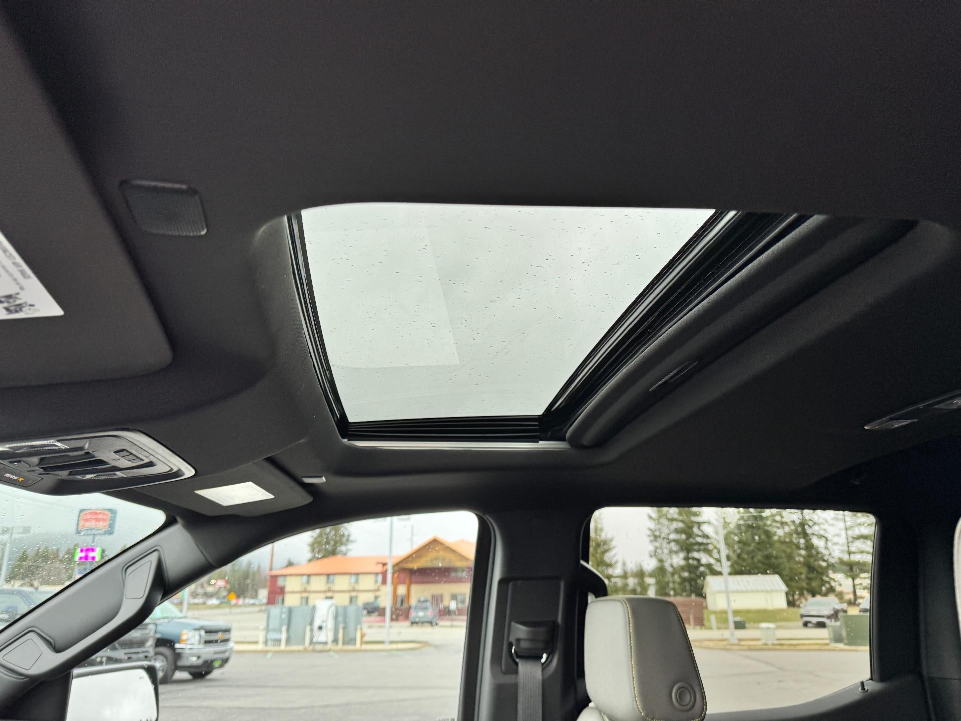 2026 Chevrolet Silverado 1500 ZR2 OFF ROAD / CREW / 6.2 LITER V8 / SUNROOF / TECH PCKG / SHORT BOX