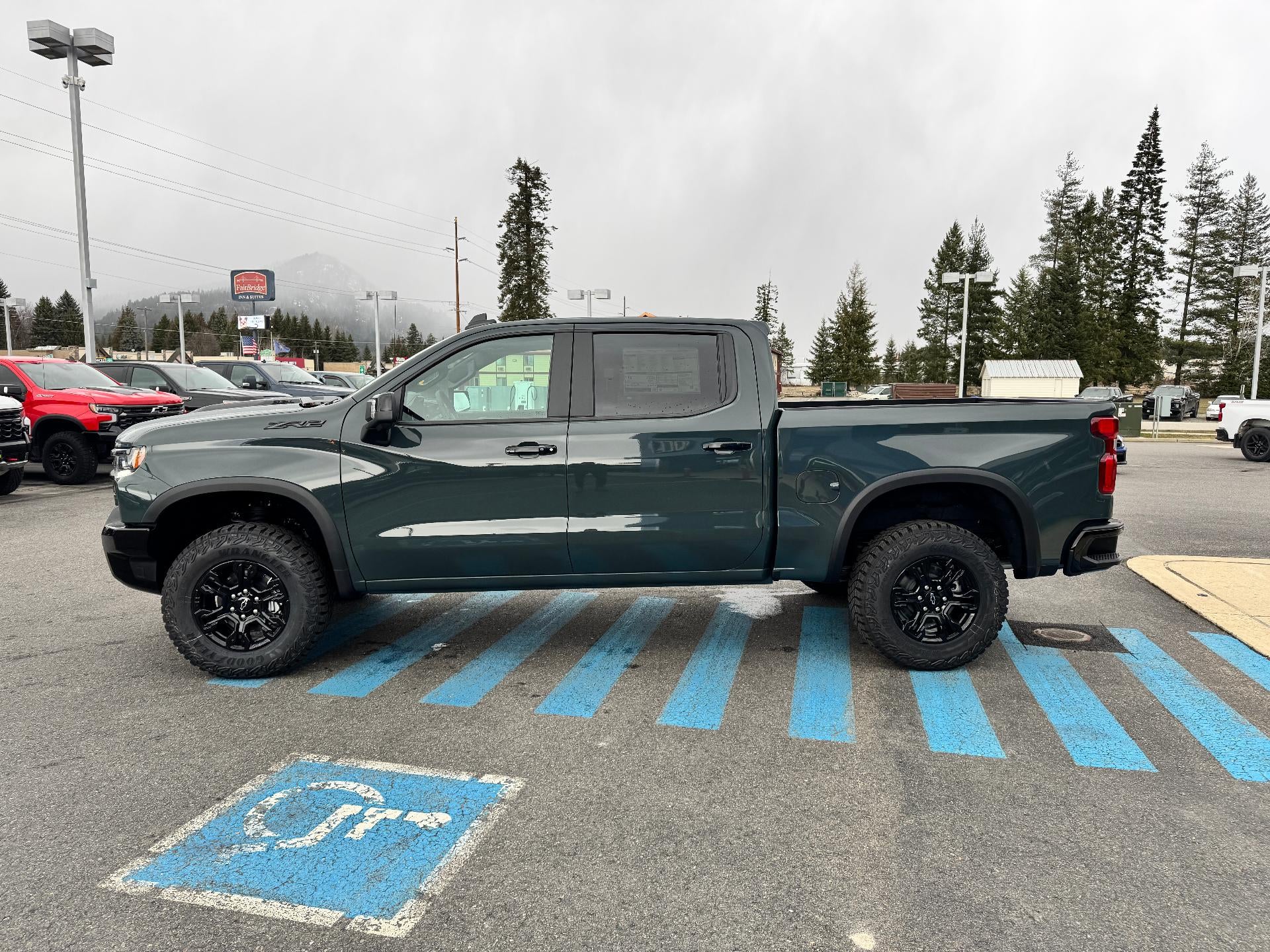 2026 Chevrolet Silverado 1500 ZR2 OFF ROAD / CREW / 6.2 LITER V8 / SUNROOF / TECH PCKG / SHORT BOX