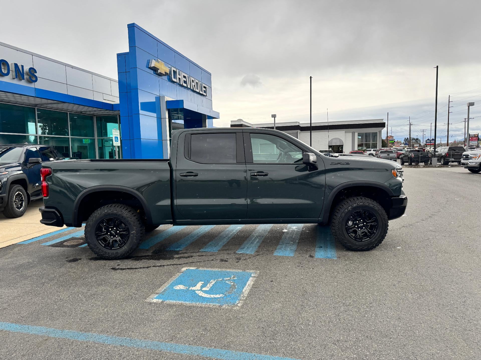 2026 Chevrolet Silverado 1500 ZR2 OFF ROAD / CREW / 6.2 LITER V8 / SUNROOF / TECH PCKG / SHORT BOX