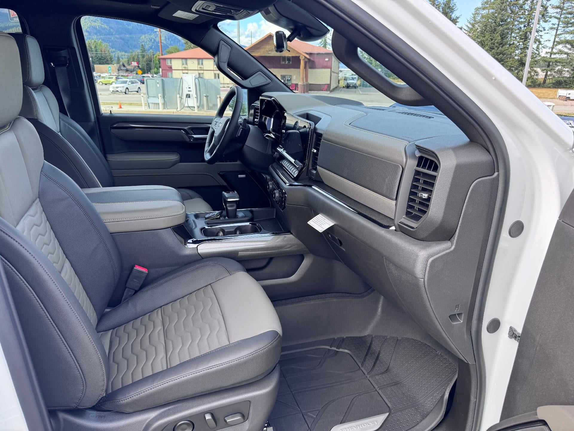 2026 Chevrolet Silverado 1500 ZR2 OFF ROAD / CREW / 6.2 LITER V8 / SUNROOF / TECH PCKG / SHORT BOX