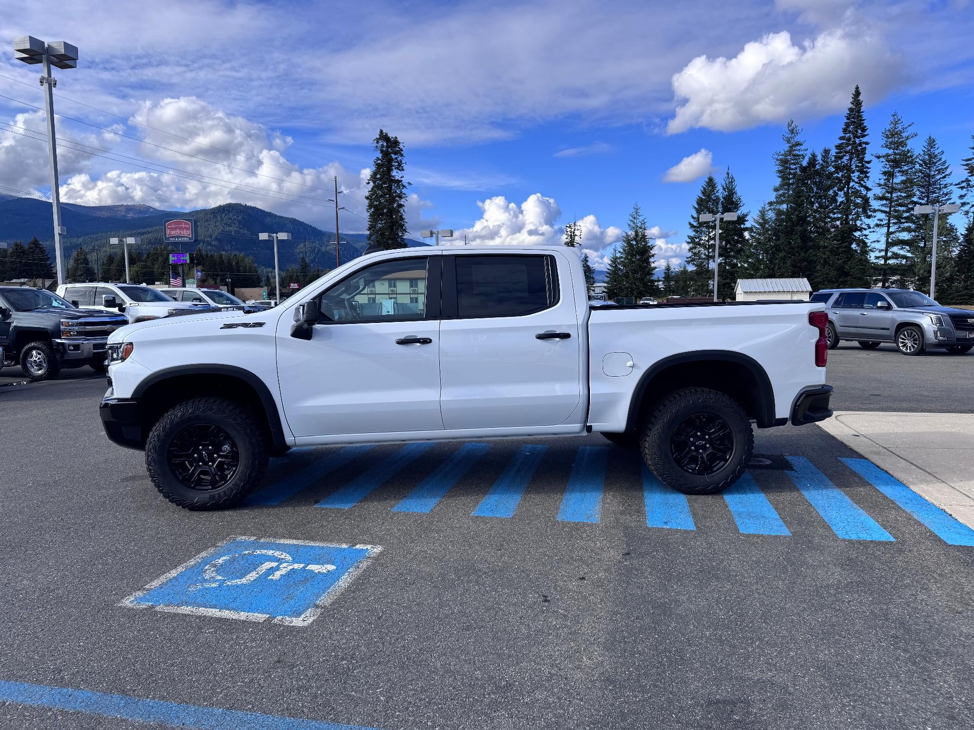 2026 Chevrolet Silverado 1500 ZR2 OFF ROAD / CREW / 6.2 LITER V8 / SUNROOF / TECH PCKG / SHORT BOX