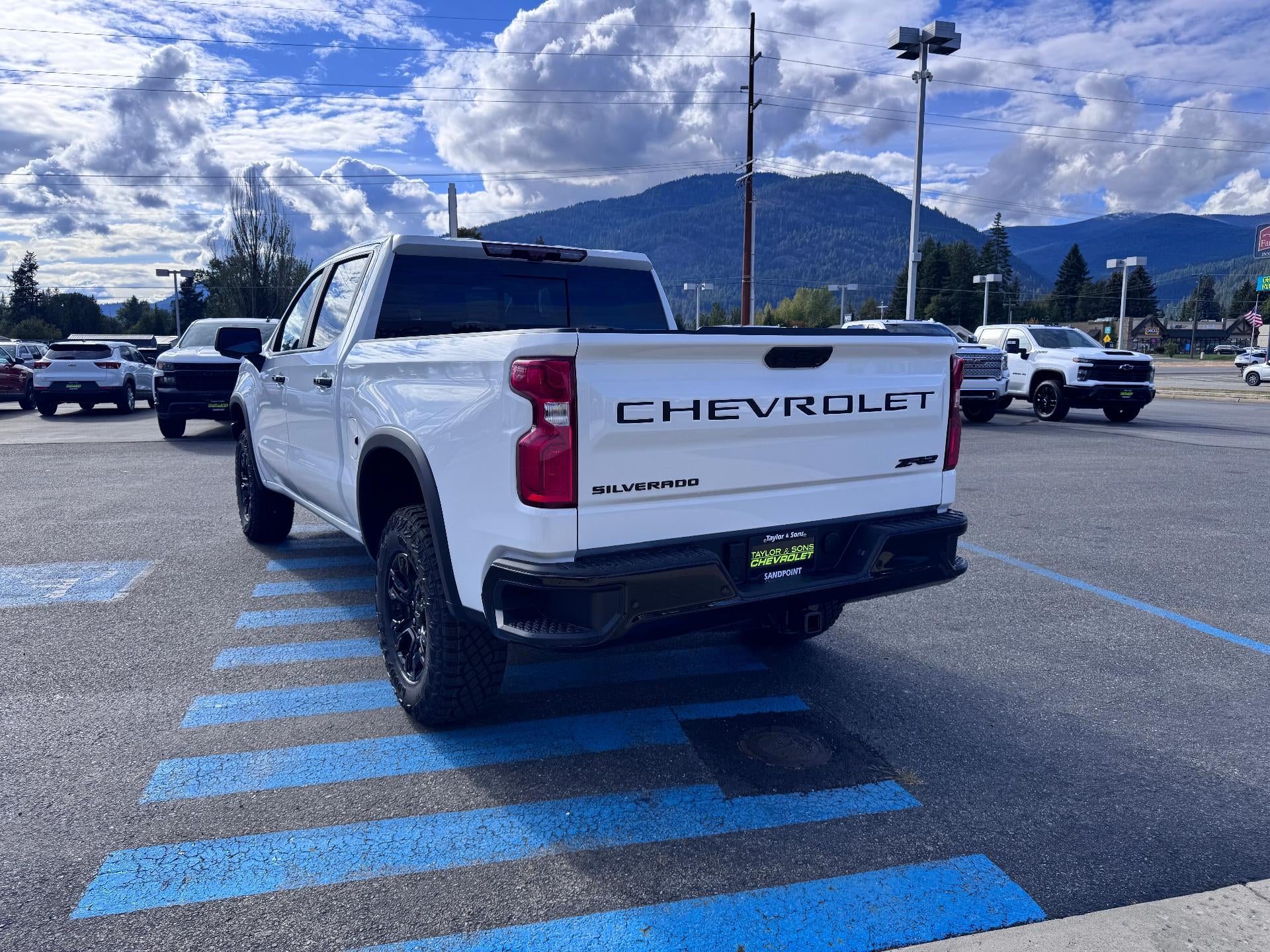 2026 Chevrolet Silverado 1500 ZR2 OFF ROAD / CREW / 6.2 LITER V8 / SUNROOF / TECH PCKG / SHORT BOX