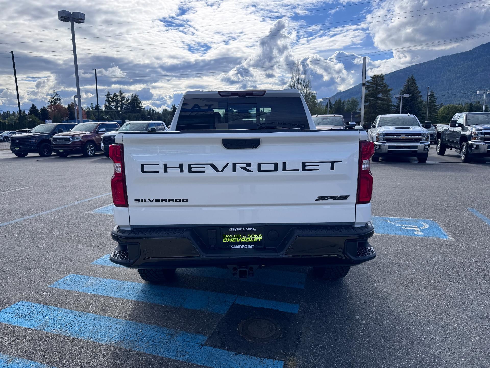 2026 Chevrolet Silverado 1500 ZR2 OFF ROAD / CREW / 6.2 LITER V8 / SUNROOF / TECH PCKG / SHORT BOX
