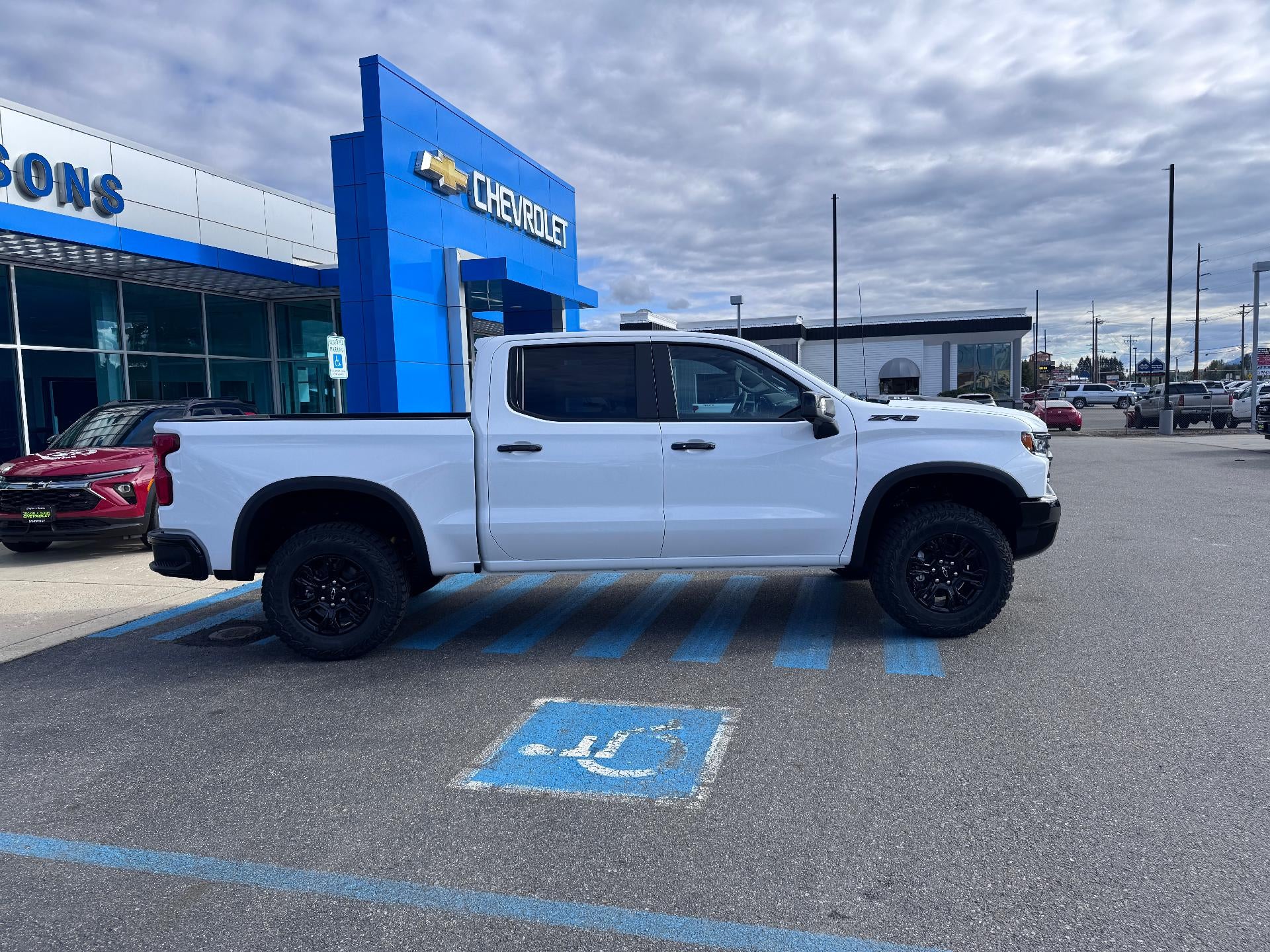 2026 Chevrolet Silverado 1500 ZR2 OFF ROAD / CREW / 6.2 LITER V8 / SUNROOF / TECH PCKG / SHORT BOX
