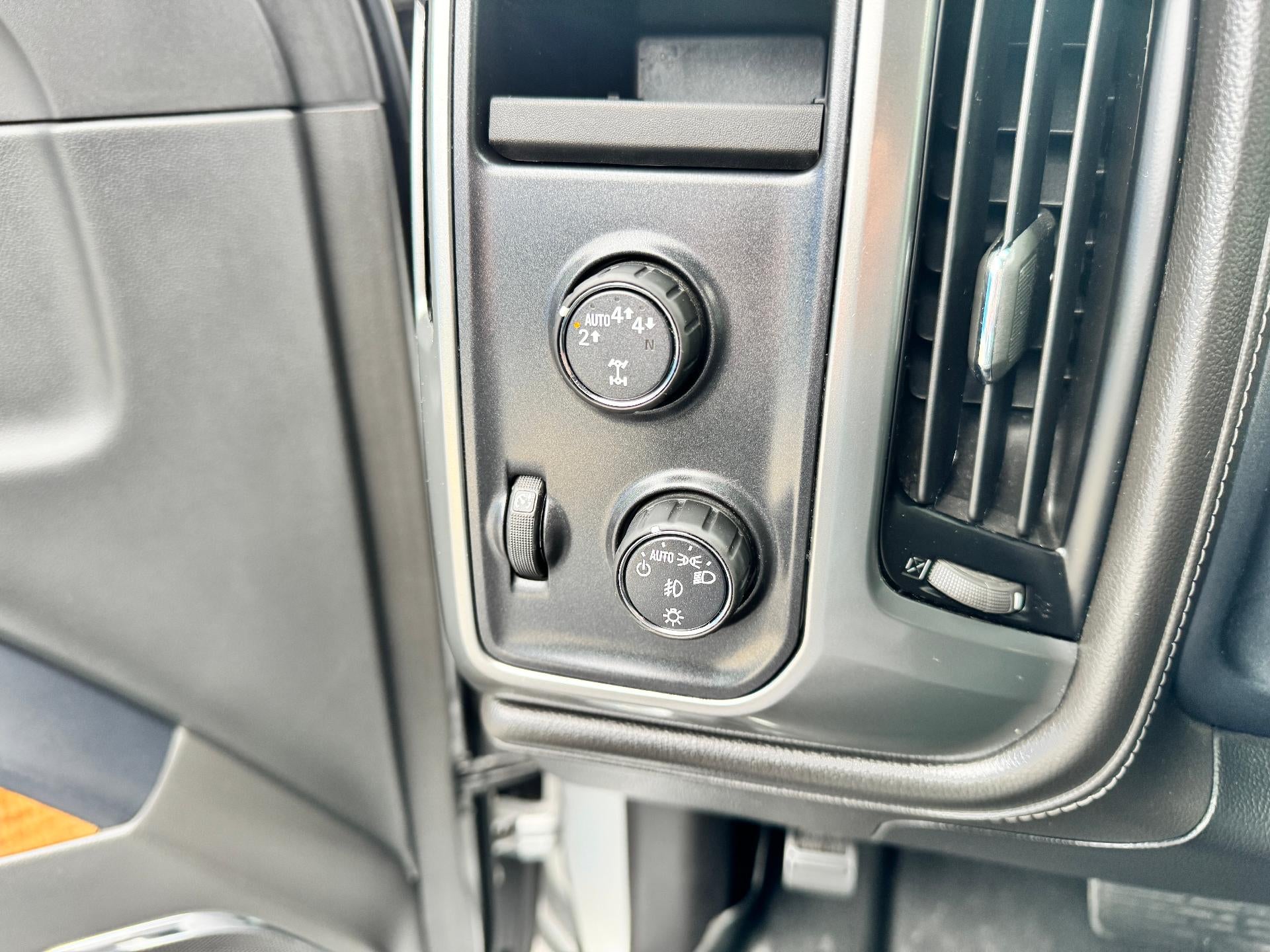 2018 Chevrolet Silverado 1500 LTZ / CREW / 5.3 LITER V8 / SHORT BOX / LOCAL TRADE / 68K MILES