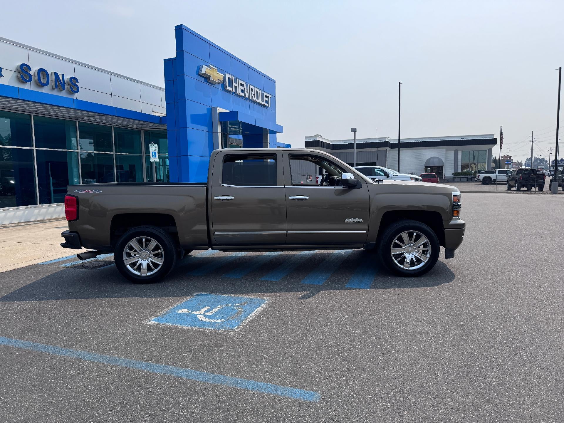2015 Chevrolet Silverado 1500 HIGH COUNTRY / CREW / 5.3 LITER V8 / SUNROOF / SHORT BOX / 1 OWNER / 73K MILES