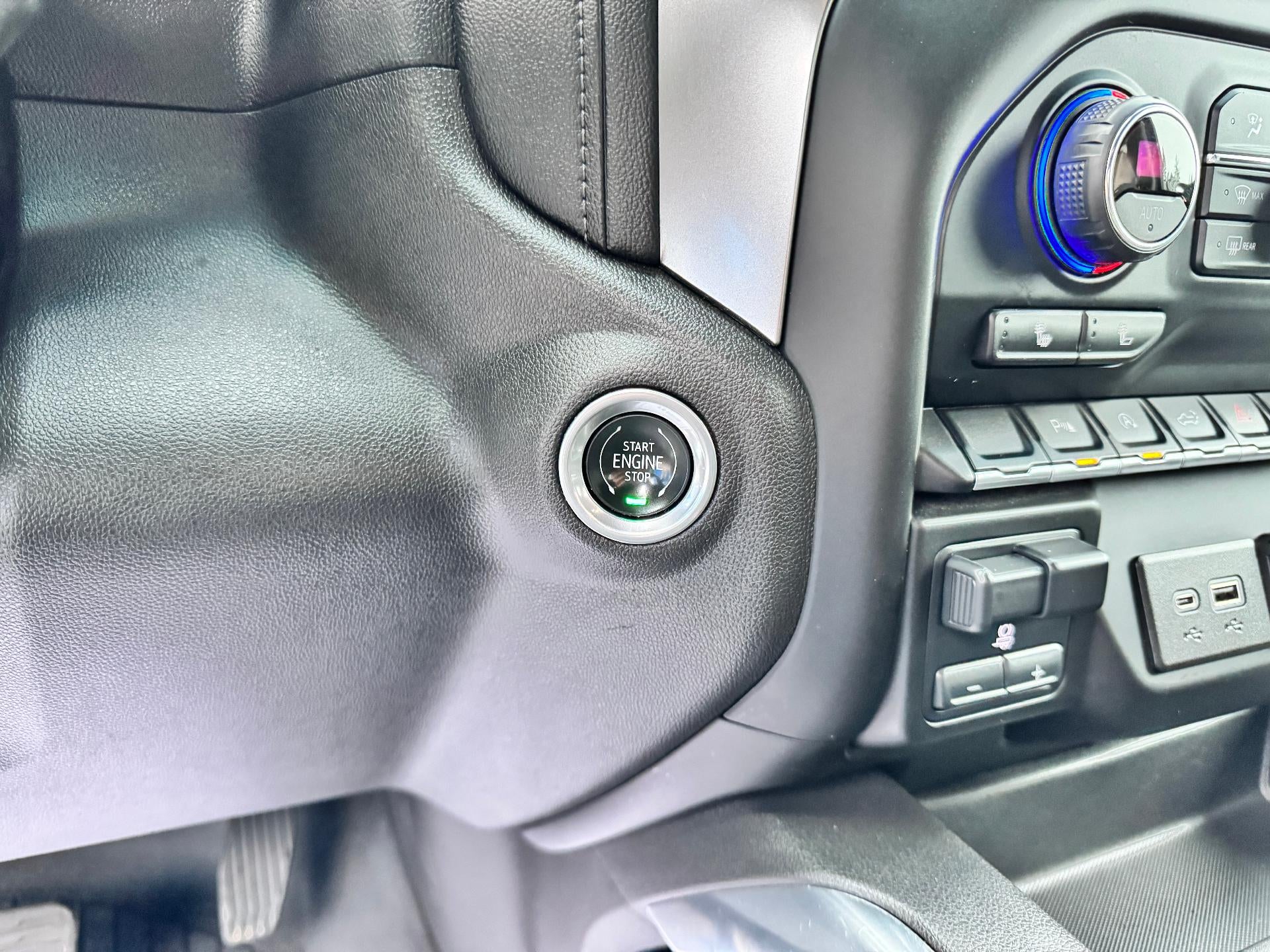 2020 Chevrolet Silverado 1500 RST / CREW / 6.2 LITER V8 / SUNROOF / STANDARD BOX / 1 OWNER TRADE