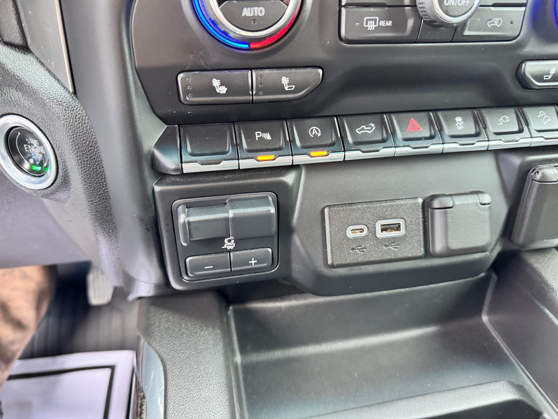 2020 Chevrolet Silverado 1500 RST / CREW / 6.2 LITER V8 / SUNROOF / STANDARD BOX / 1 OWNER TRADE