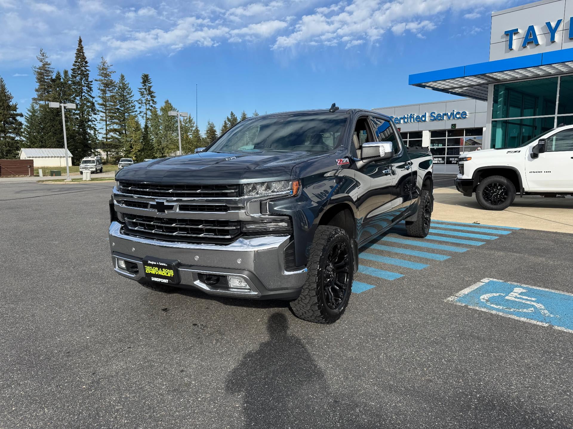 2020 Chevrolet Silverado 1500 LTZ / CREW / 6.2 LITER V8 / STANDARD BOX / TECH PCKG / SUNROOF / 1 OWNER