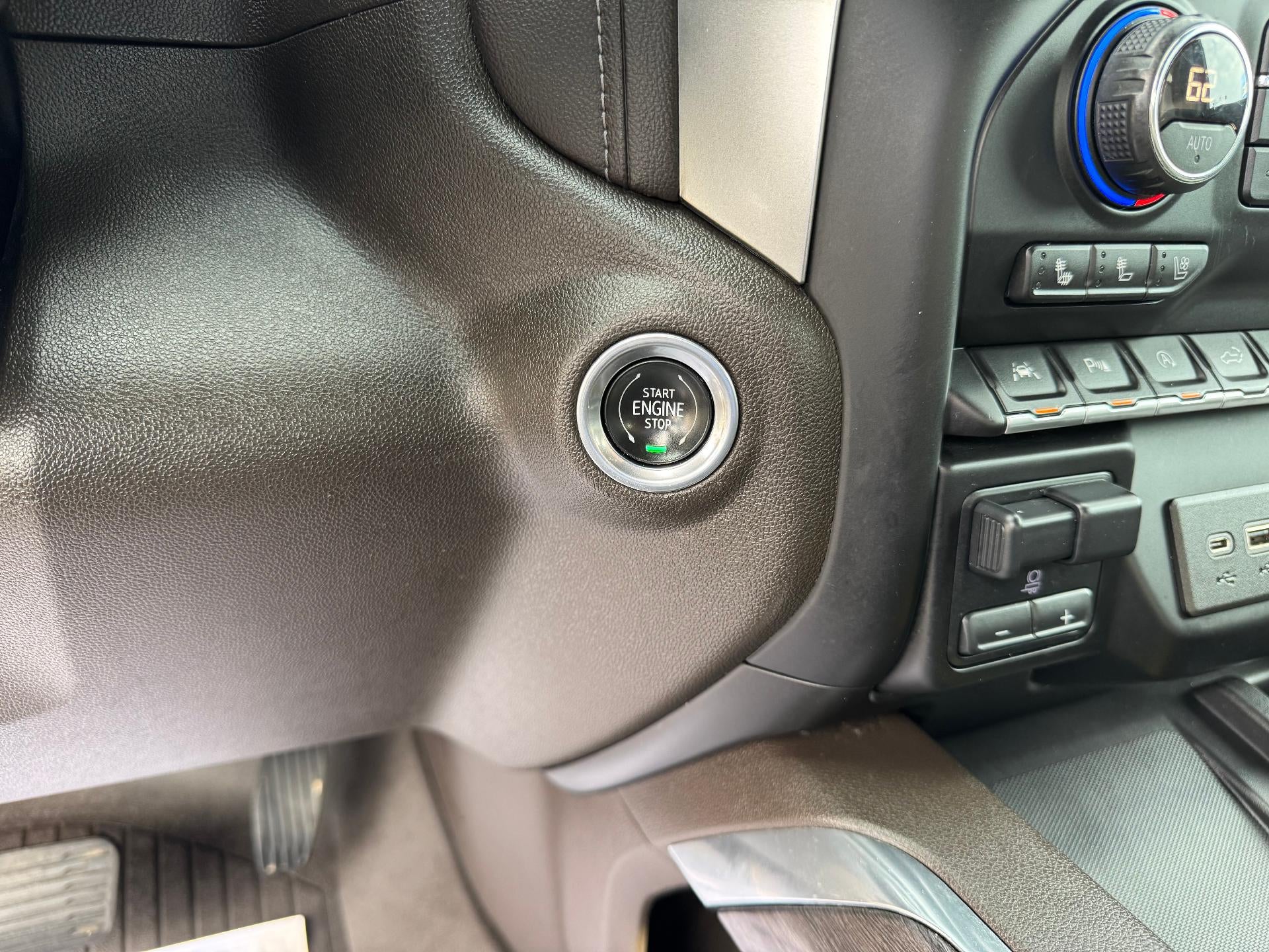 2020 Chevrolet Silverado 1500 LTZ / CREW / 6.2 LITER V8 / STANDARD BOX / TECH PCKG / SUNROOF / 1 OWNER