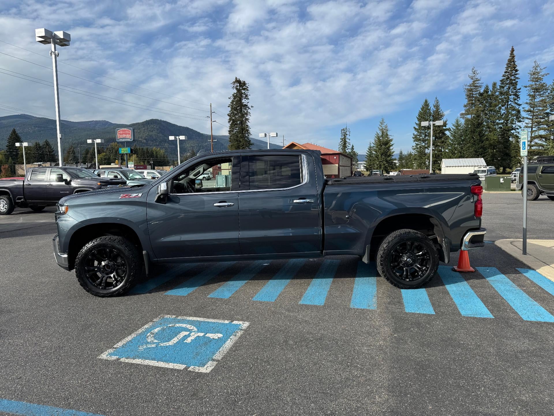 2020 Chevrolet Silverado 1500 LTZ / CREW / 6.2 LITER V8 / STANDARD BOX / TECH PCKG / SUNROOF / 1 OWNER