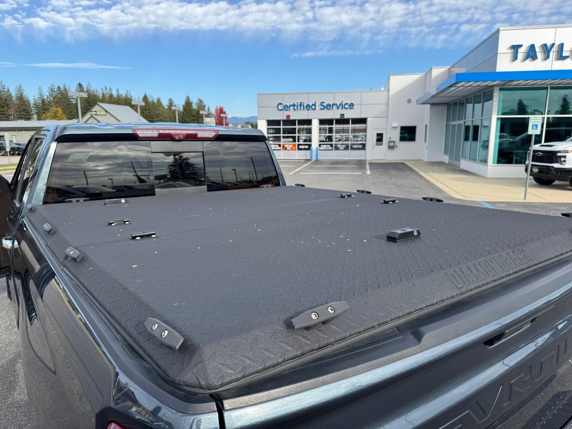 2020 Chevrolet Silverado 1500 LTZ / CREW / 6.2 LITER V8 / STANDARD BOX / TECH PCKG / SUNROOF / 1 OWNER