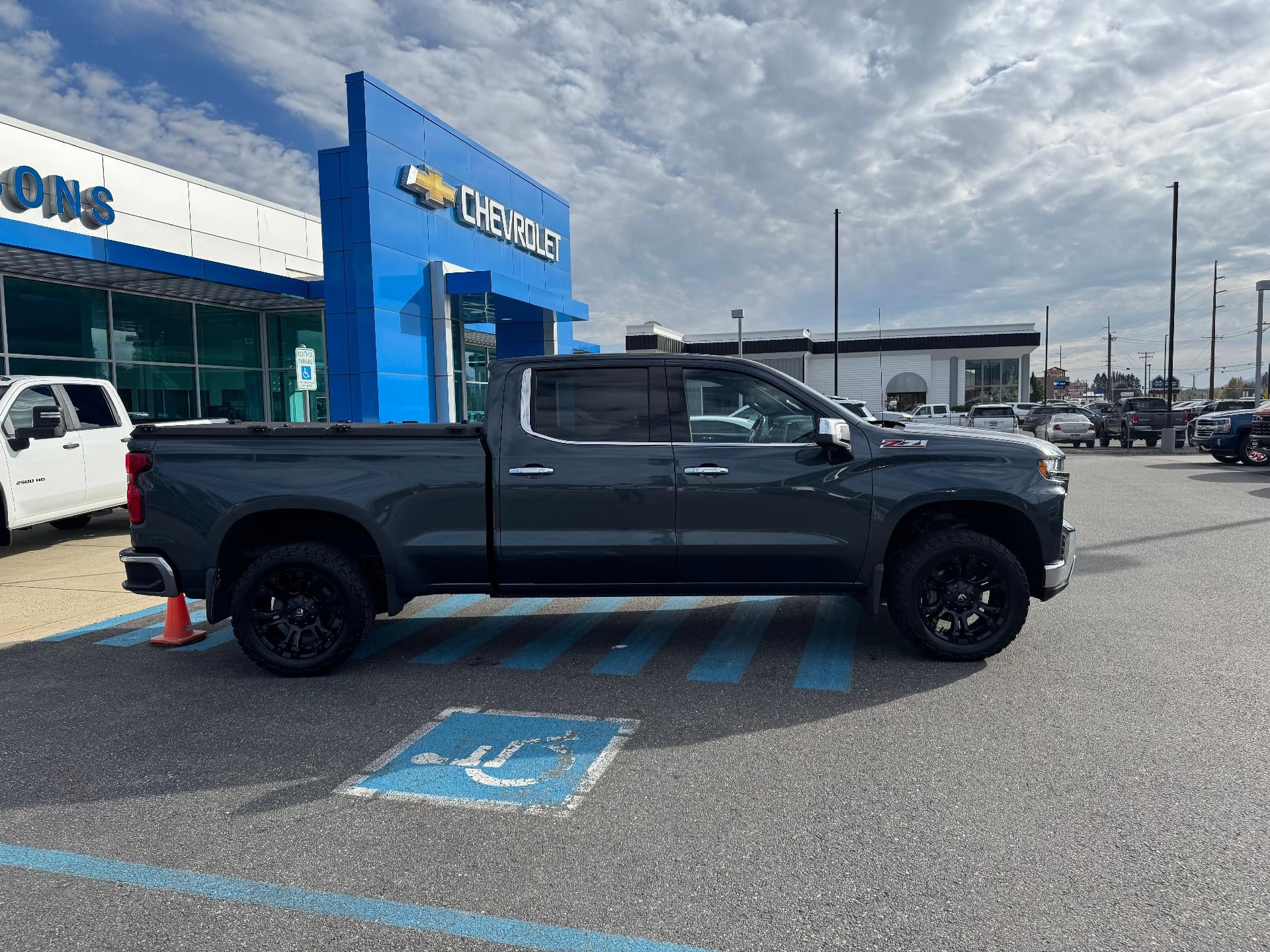 2020 Chevrolet Silverado 1500 LTZ / CREW / 6.2 LITER V8 / STANDARD BOX / TECH PCKG / SUNROOF / 1 OWNER