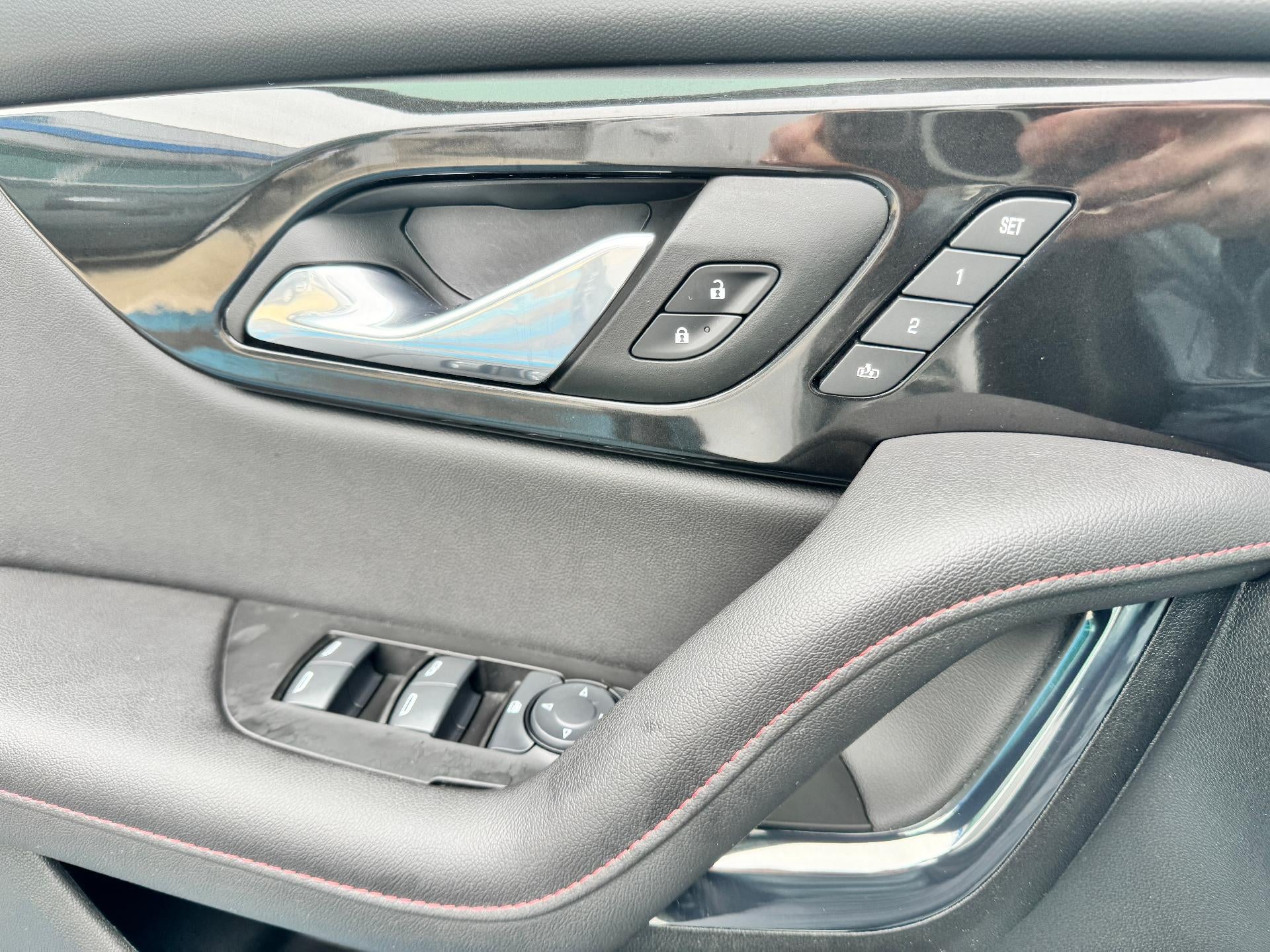 2025 Chevrolet Blazer RS / AWD / PANO SUNROOF / ADAPTIVE CRUISE / SURROUND VISION / 11K MILES