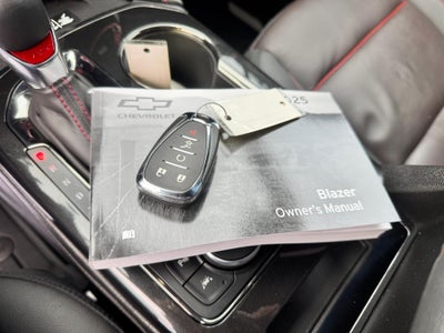 2025 Chevrolet Blazer RS / AWD / PANO SUNROOF / ADAPTIVE CRUISE / SURROUND VISION / 11K MILES