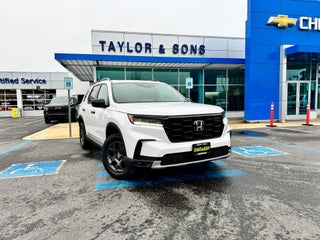 2025 Honda Pilot TRAILSPORT / AWD / 3.5 V6 / SUNROOF / 3RD ROW / 1 OWNER / WARRANTY