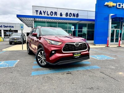 2023 Toyota Highlander XLE / AWD / LEATHER / SUNROOF / ADAPTIVE CRUISE / 1 OWNER