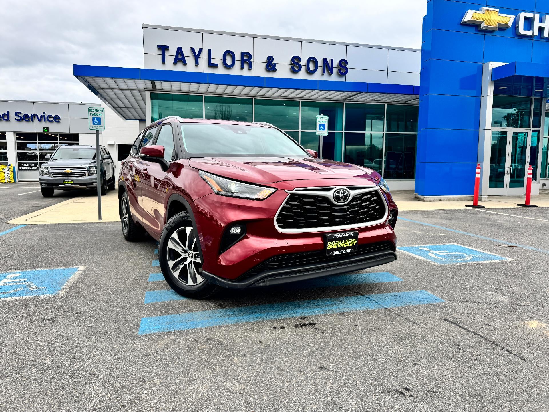 2023 Toyota Highlander XLE / AWD / LEATHER / SUNROOF / ADAPTIVE CRUISE / 1 OWNER