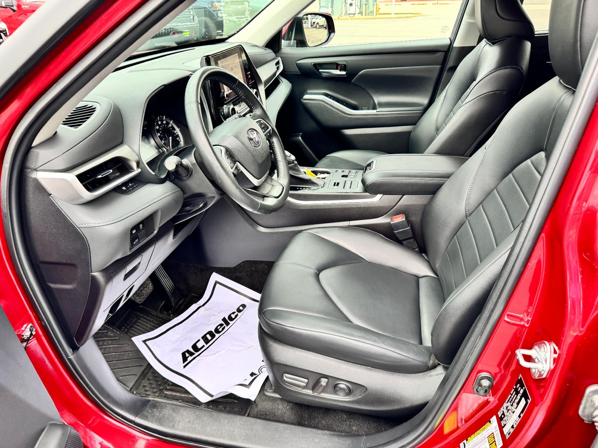 2023 Toyota Highlander XLE / AWD / LEATHER / SUNROOF / ADAPTIVE CRUISE / 1 OWNER