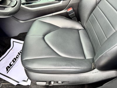 2023 Toyota Highlander XLE / AWD / LEATHER / SUNROOF / ADAPTIVE CRUISE / 1 OWNER