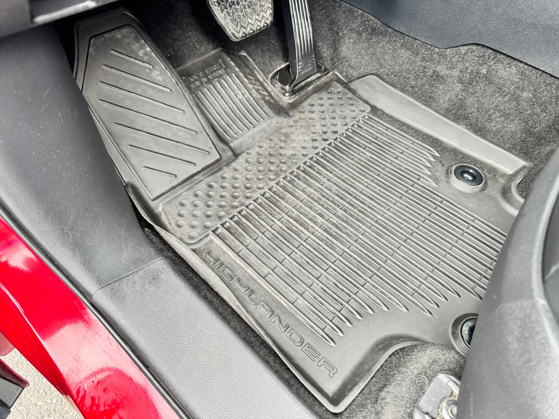 2023 Toyota Highlander XLE / AWD / LEATHER / SUNROOF / ADAPTIVE CRUISE / 1 OWNER