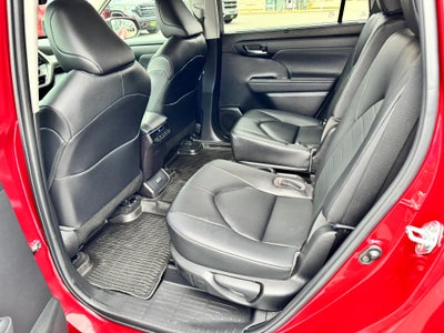 2023 Toyota Highlander XLE / AWD / LEATHER / SUNROOF / ADAPTIVE CRUISE / 1 OWNER