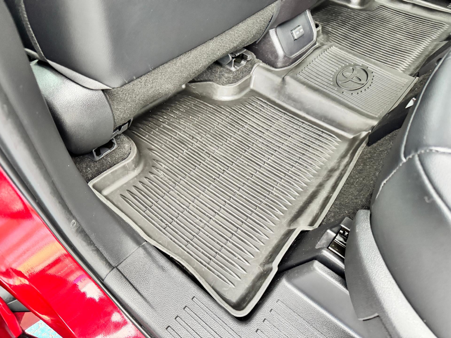 2023 Toyota Highlander XLE / AWD / LEATHER / SUNROOF / ADAPTIVE CRUISE / 1 OWNER