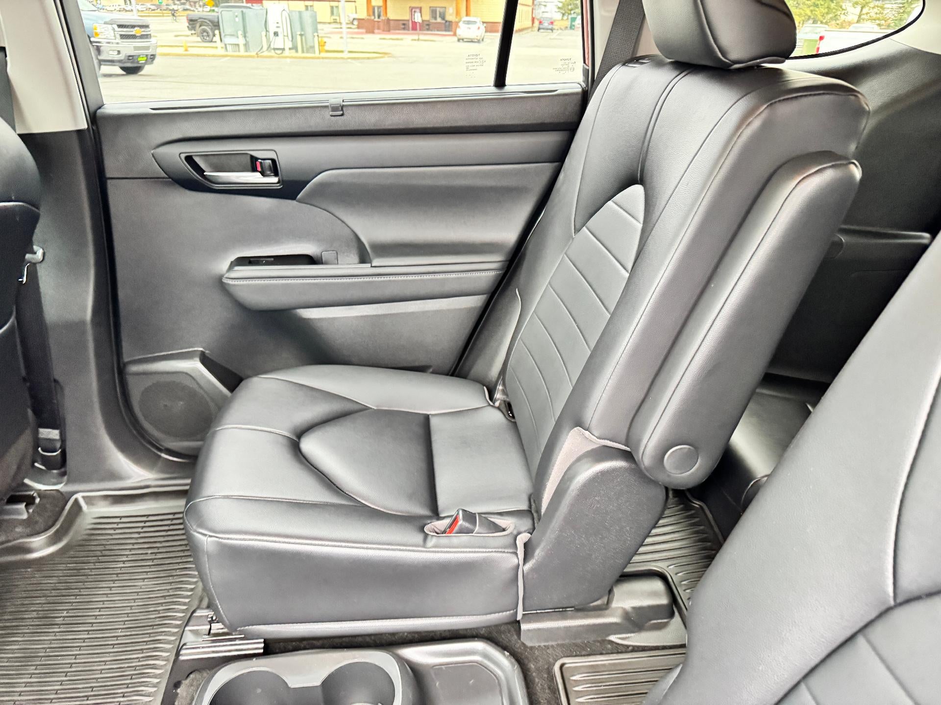 2023 Toyota Highlander XLE / AWD / LEATHER / SUNROOF / ADAPTIVE CRUISE / 1 OWNER