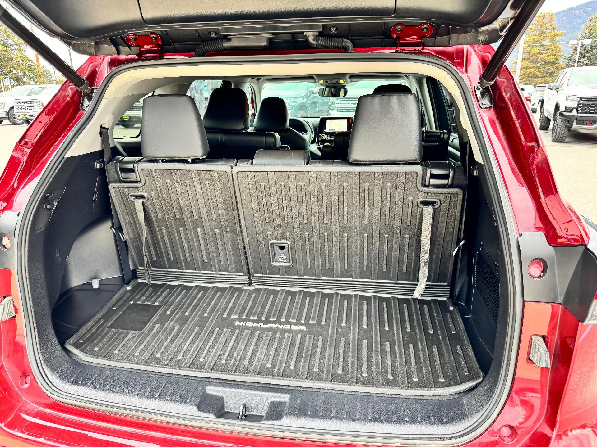 2023 Toyota Highlander XLE / AWD / LEATHER / SUNROOF / ADAPTIVE CRUISE / 1 OWNER