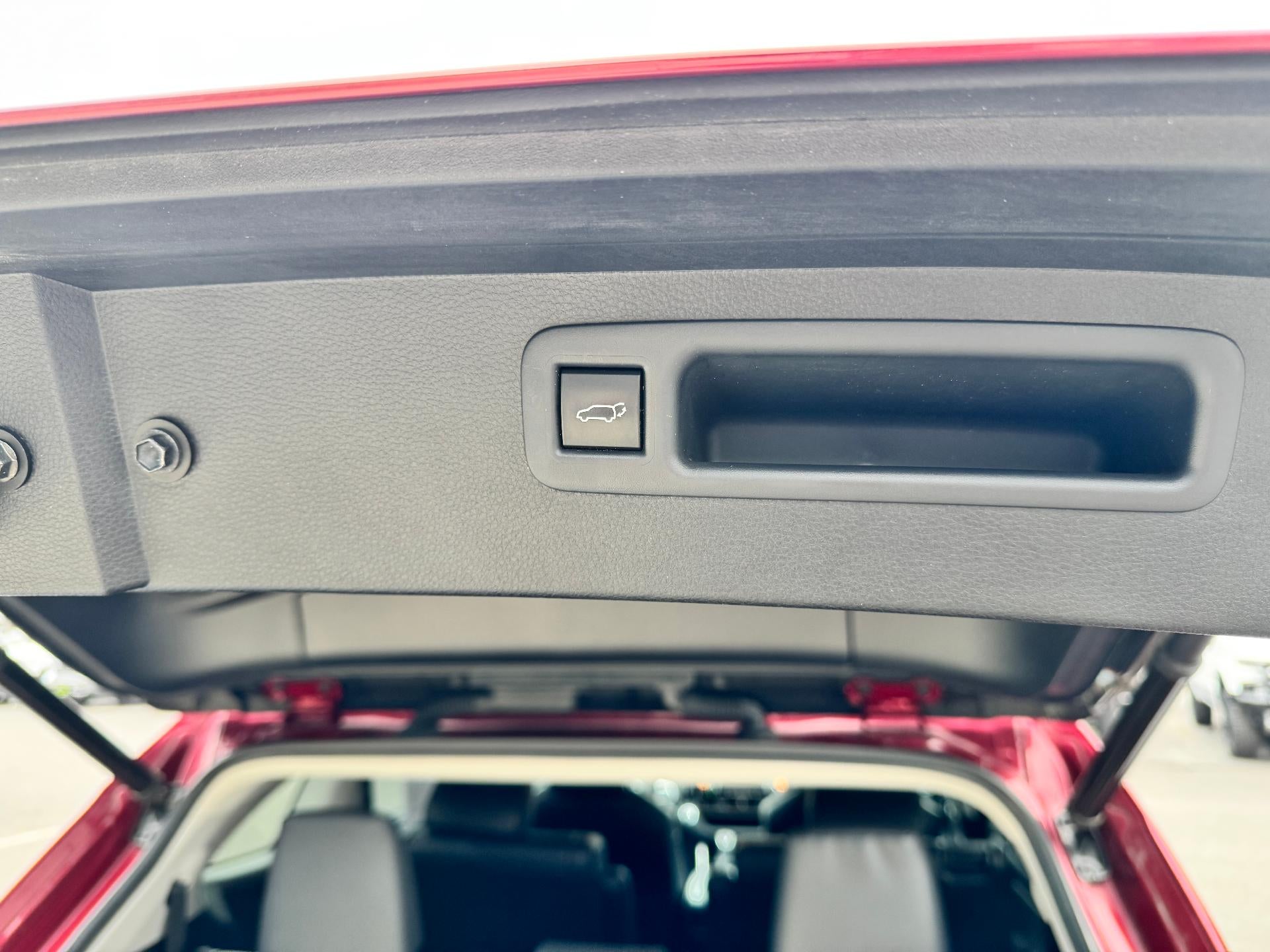 2023 Toyota Highlander XLE / AWD / LEATHER / SUNROOF / ADAPTIVE CRUISE / 1 OWNER