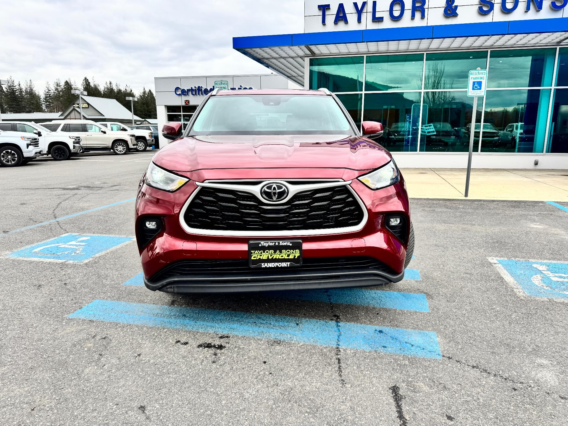 2023 Toyota Highlander XLE / AWD / LEATHER / SUNROOF / ADAPTIVE CRUISE / 1 OWNER