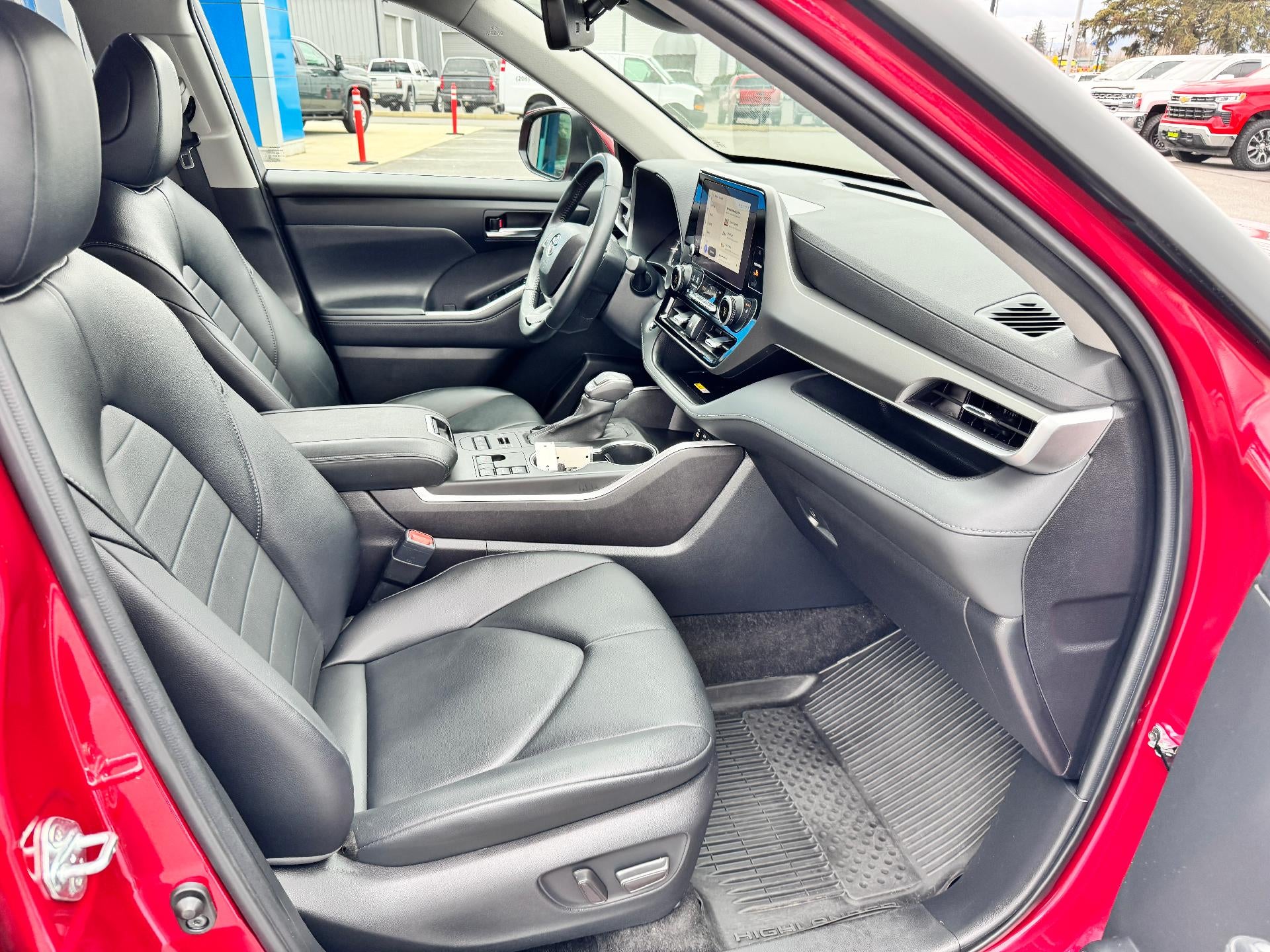 2023 Toyota Highlander XLE / AWD / LEATHER / SUNROOF / ADAPTIVE CRUISE / 1 OWNER